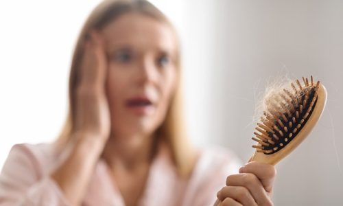 Ons haar speelt een cruciale rol in hoe we ons voelen. Het is dan ook geen verrassing dat haarverlies een diepgaande emotionele impact heeft.
