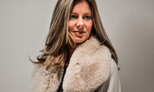 Terug een vol kapsel na een hormonale behandeling. Vul je dunnend haar aan met een haartopper en krijg terug een vol kapsel.